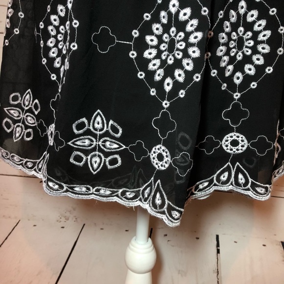 Romeo & Juliet Couture Off the Shoulder Dress - Picture 3 of 7